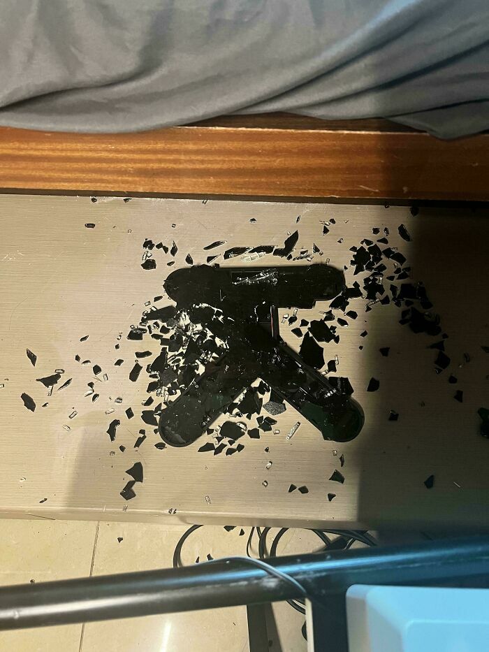 Un telefono celular completamente destrozado en el suelo, ideal para ilustrar que siempre puede empeorar.