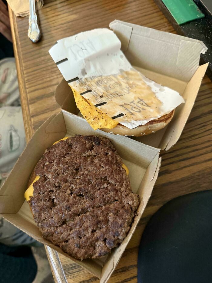 Hamburguesa desarmada con el queso pegado al papel protector, demostrando que siempre puede empeorar