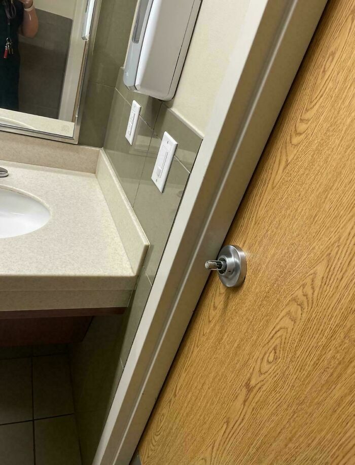 Pomo de puerta de baño que falta o está roto, recordándote que siempre puede empeorar