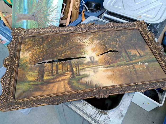 Cuadro antiguo con una gran rajadura en el lienzo, un ejemplo visual de que siempre puede empeorar