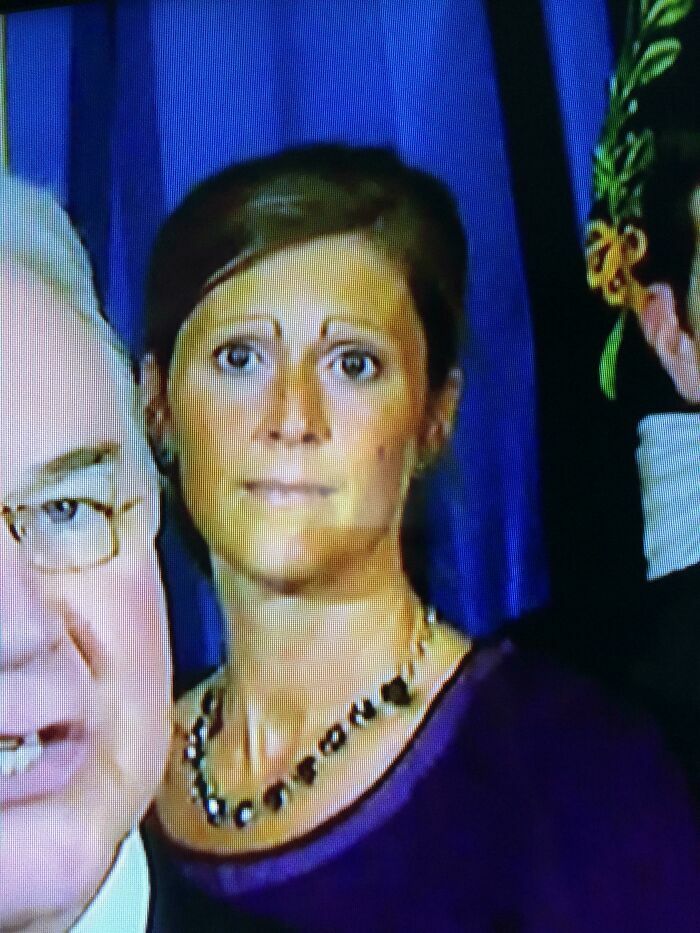 Mujer con cejas extremadamente delgadas y dibujadas tras visitar el salón de belleza.