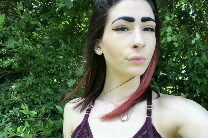 Joven con cejas muy gruesas y oscuras tras salir del salón de belleza.