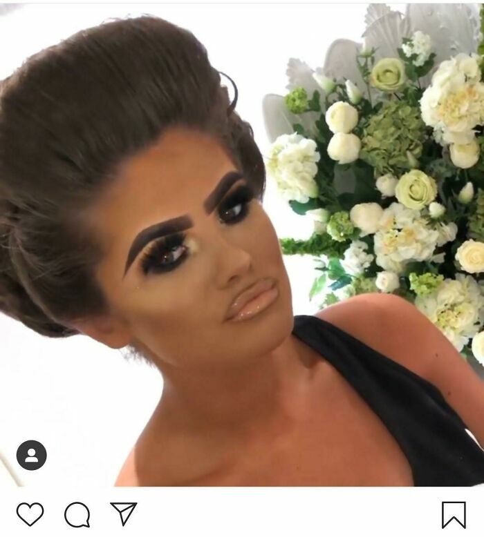 Mujer con maquillaje excesivo y cejas pintadas, arrepentida del salón de belleza.