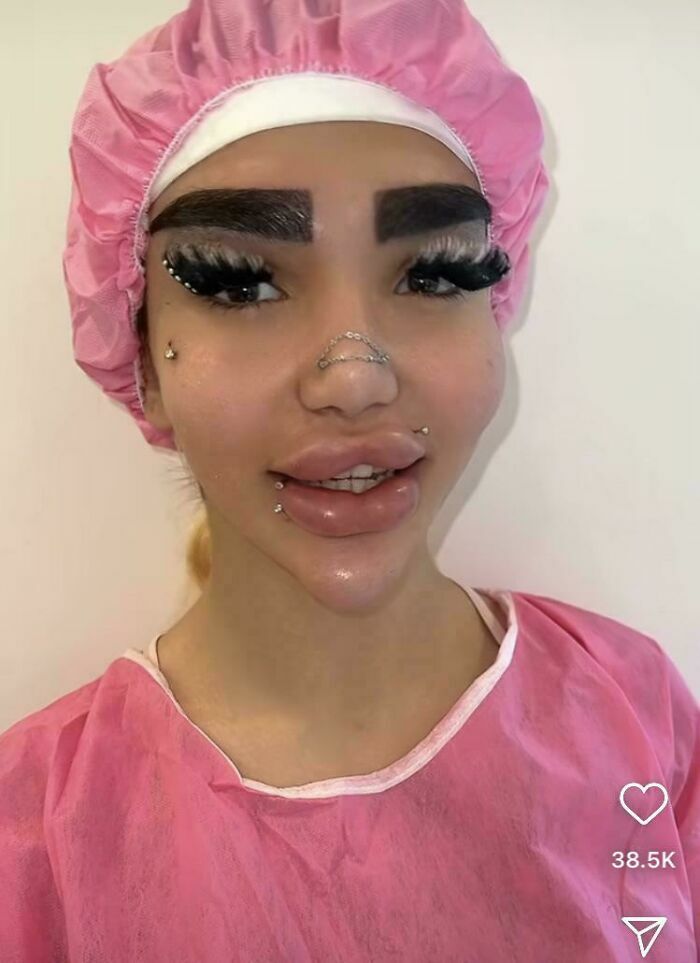 Cejas y pestañas exageradas despues de una visita a un salon de belleza con resultados extraños.