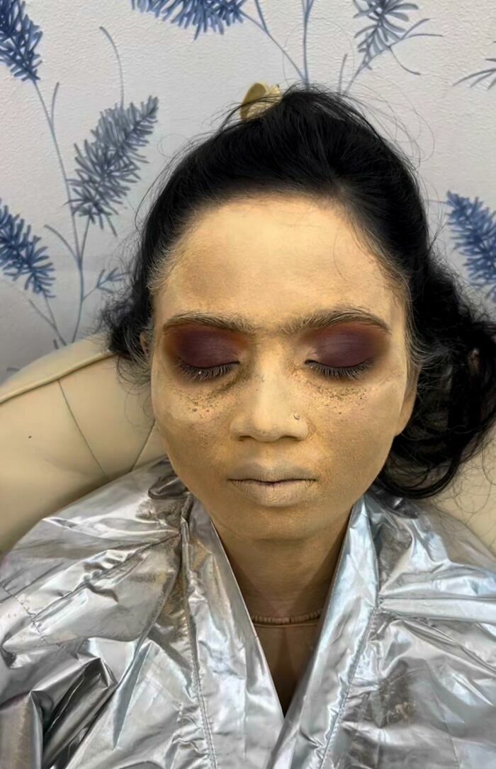 Maquillaje de salon de belleza desastroso con base demasiado amarilla, aspera y pesada.