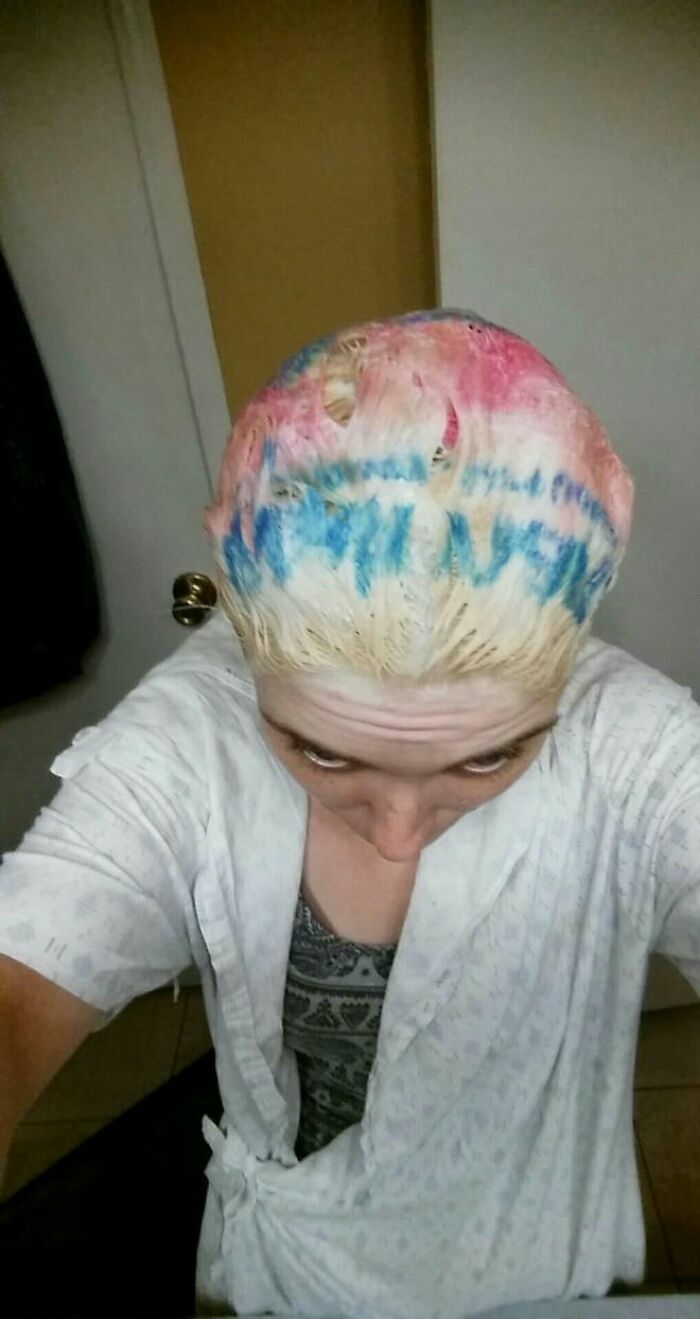 Persona con el cabello teñido de varios colores de forma desastrosa en el salón de belleza.