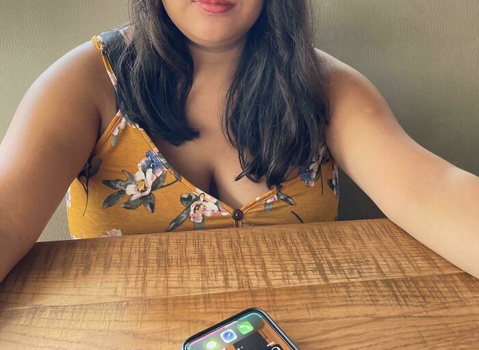 Selfie de una mujer descontenta con su corte de cabello tras su visita al salón de belleza.