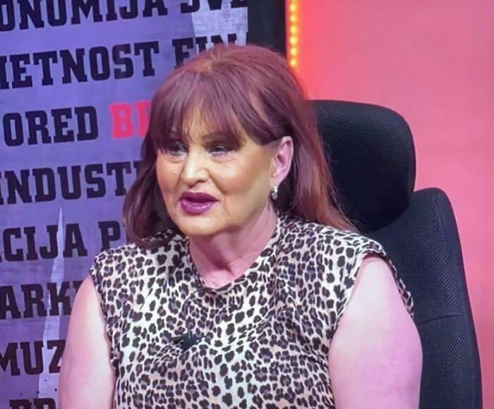 Maquillaje y peinado exagerado tras ir al salon de belleza