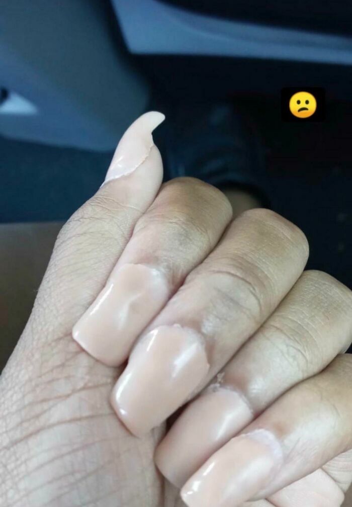 Manicura mal hecha y deformada de un salon de belleza