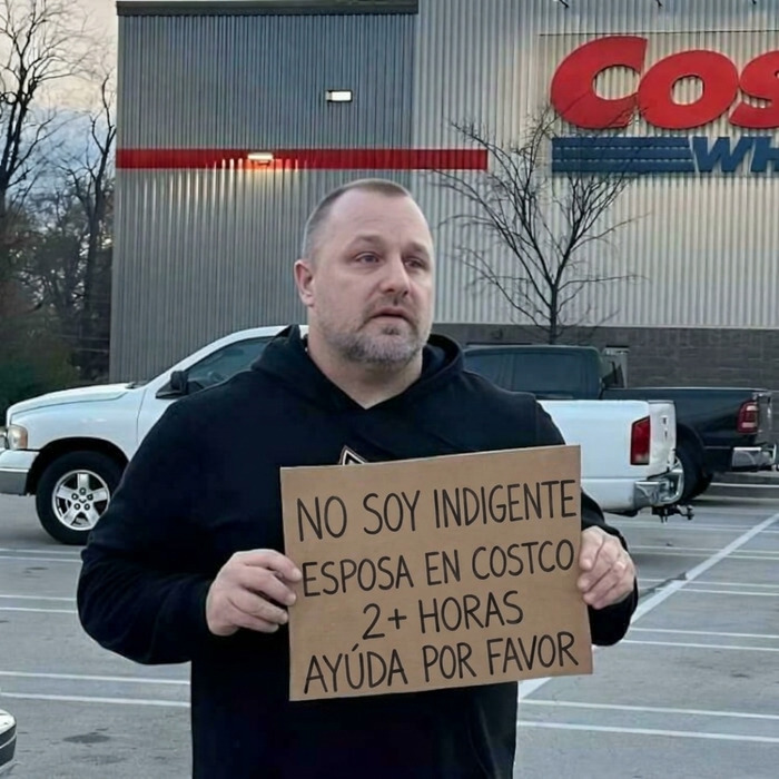 Esposo esperando a su esposa en Costco con un gracioso cartel de cartón