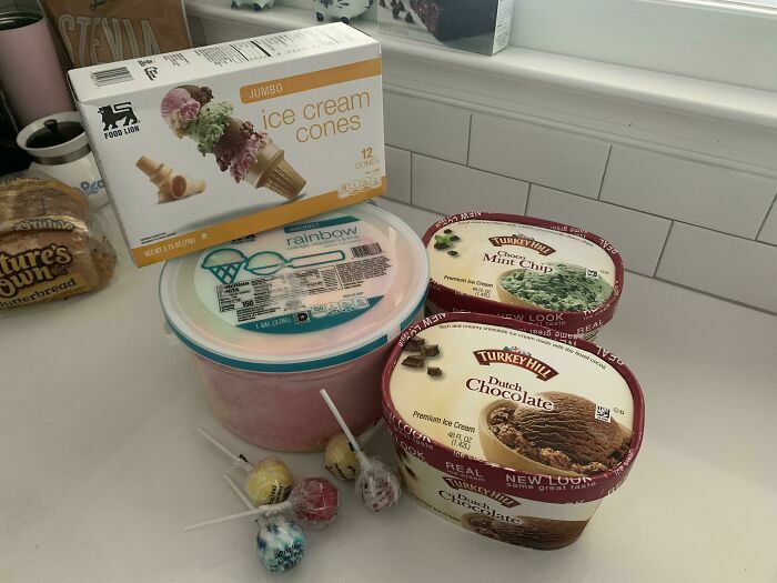 Surtido de helados y dulces comprados por error, ejemplificando errores tontos de novias y esposas