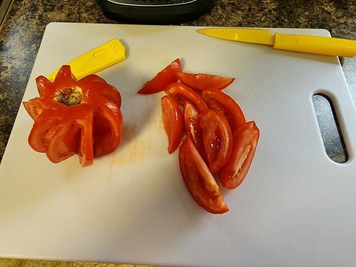 Un tomate cortado de forma extraña, ejemplo de errores tontos cometidos por novias y esposas.