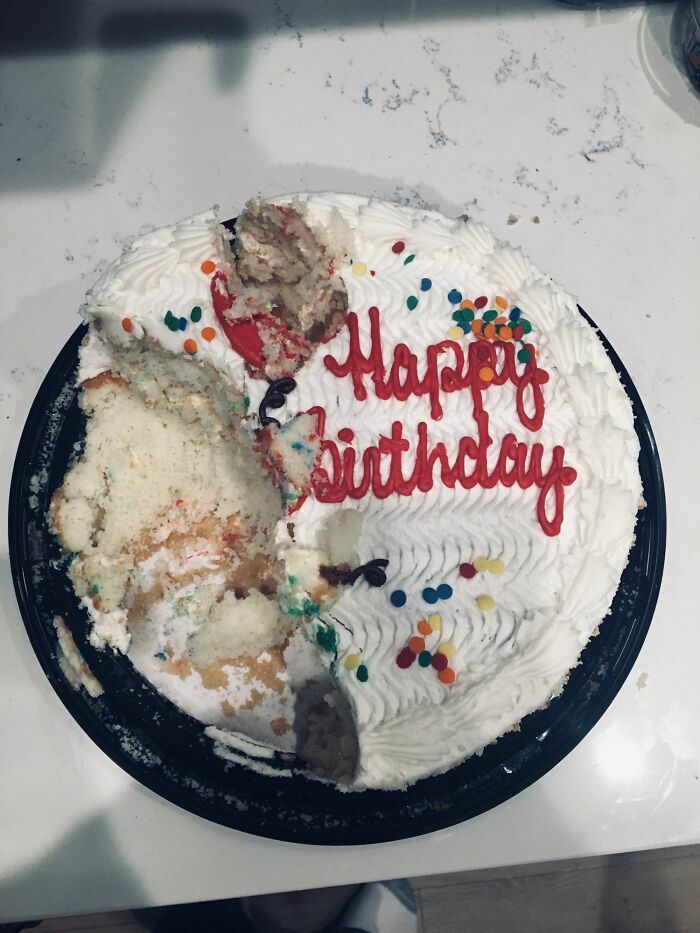 Pastel de cumpleaños cortado de forma extraña, mostrando a esposas cometiendo errores tontos.