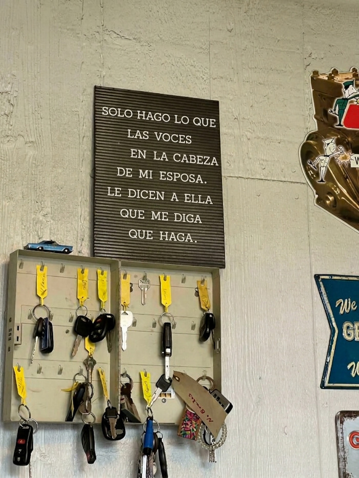 Letrero divertido sobre las novias y esposas y las decisiones divertidas en el hogar.