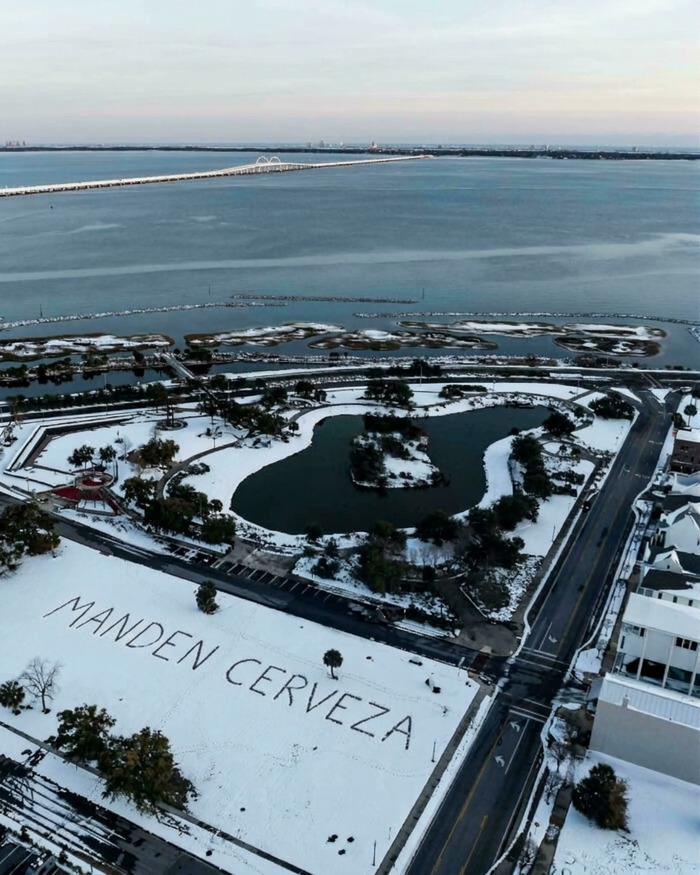 La locura de Florida con un mensaje escrito en la nieve pidiendo cerveza.