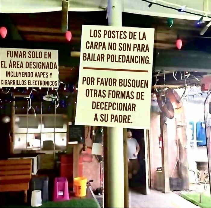 Letrero cómico en un bar que refleja la locura que se vive en Florida.