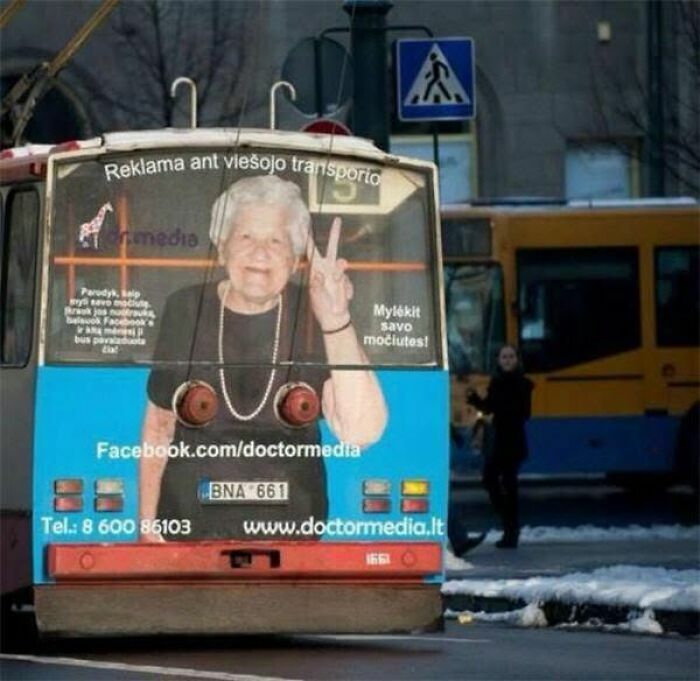 Publicidad de anciana en la parte trasera de un autobús mostrando un error de diseño