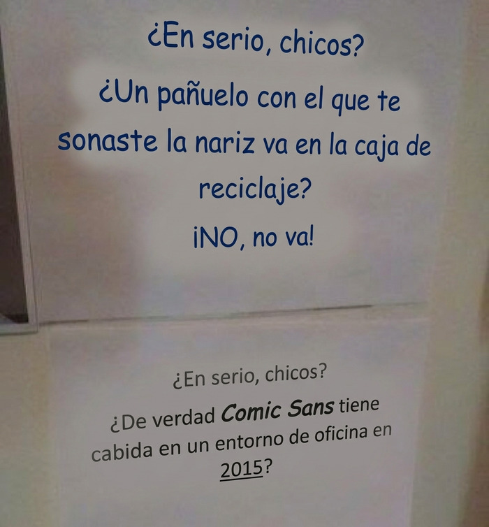 Carteles de oficina quejándose del reciclaje y de la tipografía Comic Sans en tono humorístico
