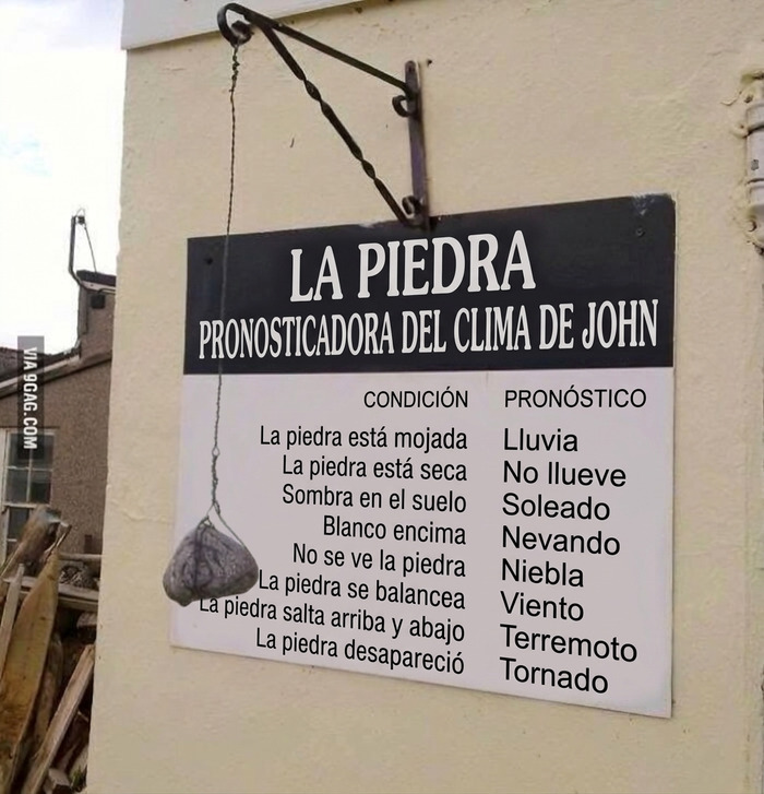 Piedra pronosticadora del clima colgando junto a un cartel informativo sobre el estado del tiempo