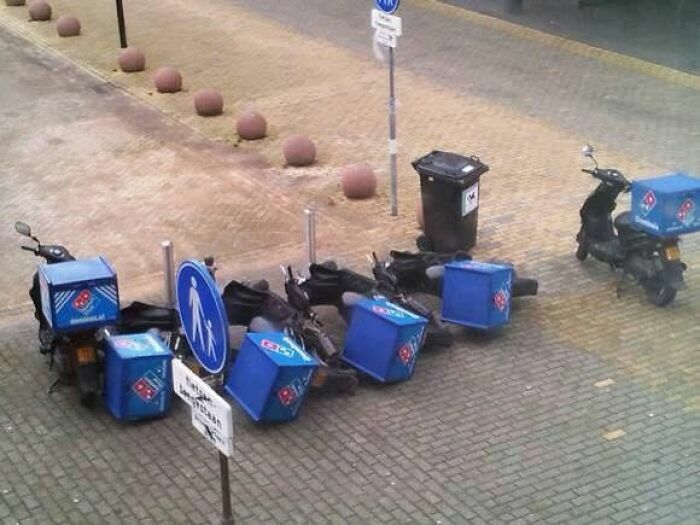 Motos de reparto caídas como dominó, muestra de personas que la pifiaron al estacionar