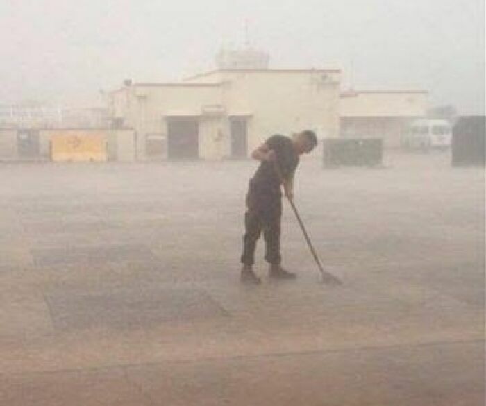 Soldado barriendo el suelo durante una tormenta de arena, personas que solo tenían 1 cosa que hacer.