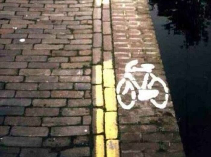Carril bici pintado al borde del agua por error, un ejemplo de personas que solo tenían 1 cosa que hacer.