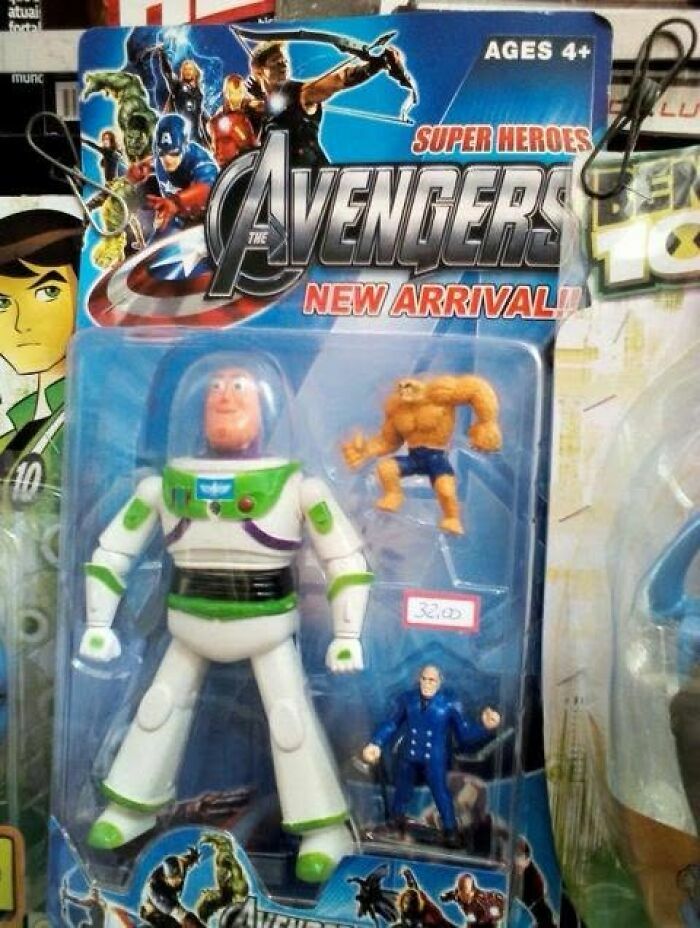 Juguete de Buzz Lightyear empaquetado por error en una caja de los Vengadores, un fallo divertido.