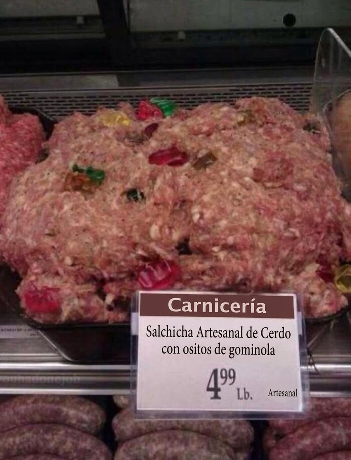 Carne picada con ositos de gominola en una carnicería con un gran error de preparación de alimentos.