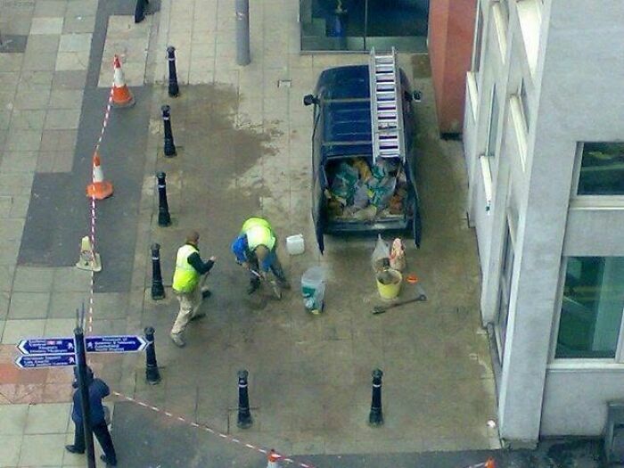 Obreros cometiendo un error al pavimentar una calle, una de esas personas que solo tenían 1 cosa que hacer.