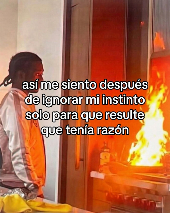 Hombre mirando una sartón en llamas con risa y vergüenza ajena