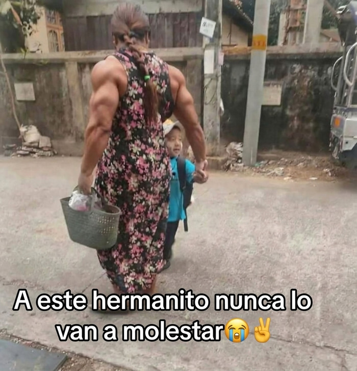 Una de las publicaciones que causan risa de una madre con grandes músculos llevando a su hijo de la mano
