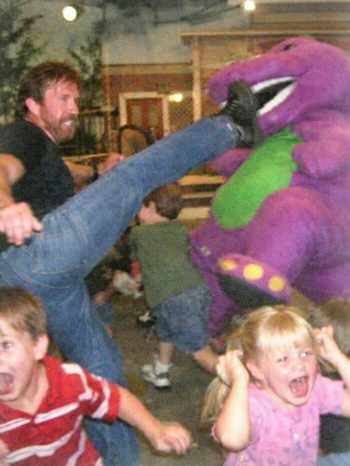 Chuck Norris pateando al dinosaurio Barney que causa risa y vergüenza ajena