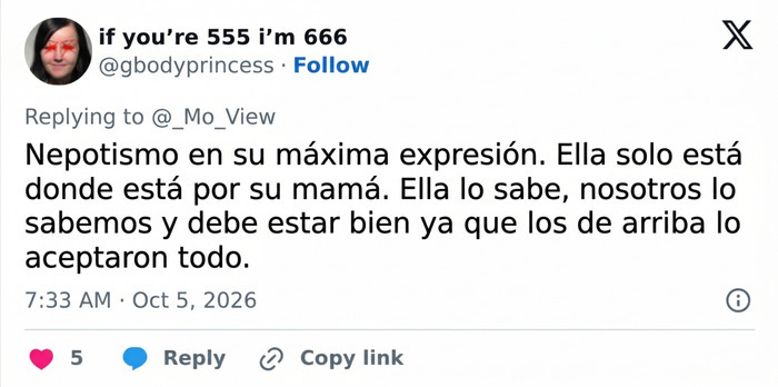 Comentario en redes sociales criticando el nepotismo de las modelos famosas y su talento en la pasarela Comentario en redes sociales criticando el nepotismo de las modelos famosas y su talento en la pasarela
