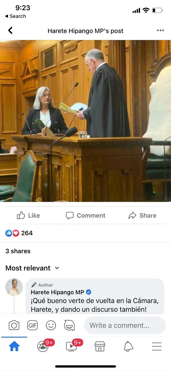 Publicación de Facebook de política comentando en su propio post como si fuera un mentiroso pillado
