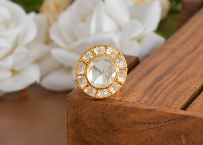 Anillo de oro con diamantes tradicionales, industrias que estan a punto de colapsar y cambiar