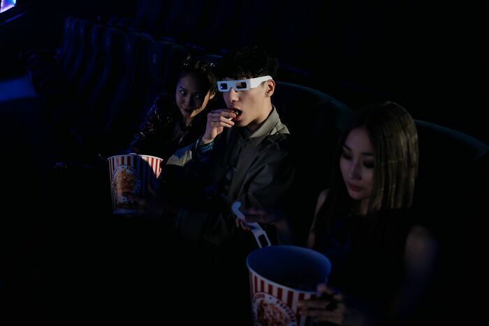 Jóvenes viendo una película en el cine, una de las industrias tradicionales que podrían colapsar.