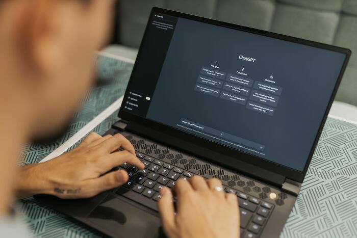Persona usando ChatGPT en una laptop, analizando industrias que están a punto de colapsar.