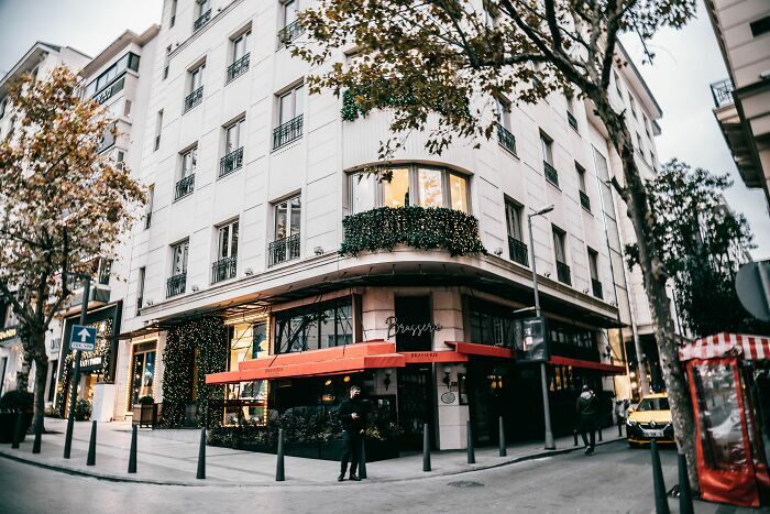 Fachada de un café clásico europeo, representando industrias que están a punto de colapsar.