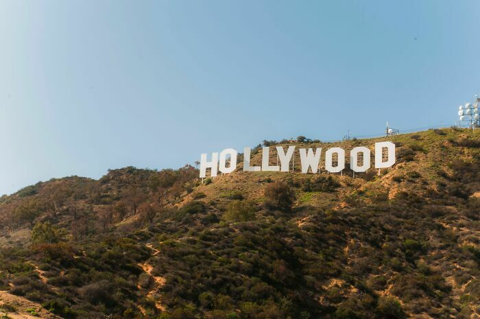 El icónico letrero de Hollywood en la colina bajo un cielo despejado.