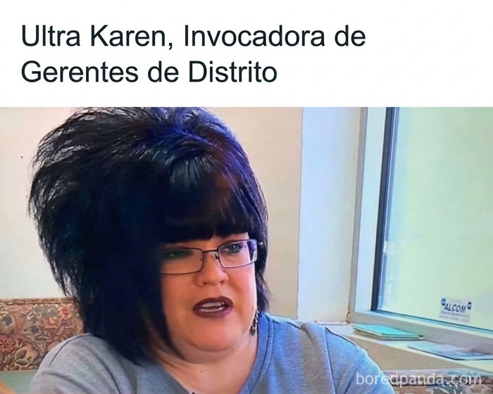 Una mujer de cabello negro voluminoso y lentes identificada como una ultra Karen