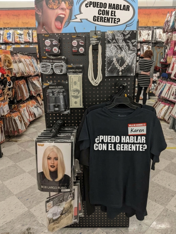 Seccion de tienda de disfraces con camisetas y accesorios para disfrazarse de una de las Karens.