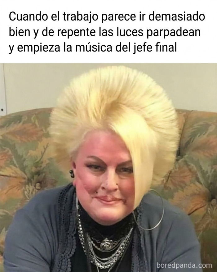 Meme de mujer con el peinado tipico de Karens con frase sobre el jefe final del trabajo.