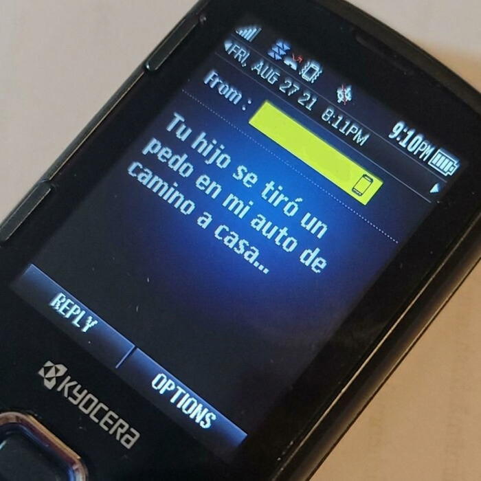 Mensaje de texto absurdo en un celular antiguo sobre quejas de Karens