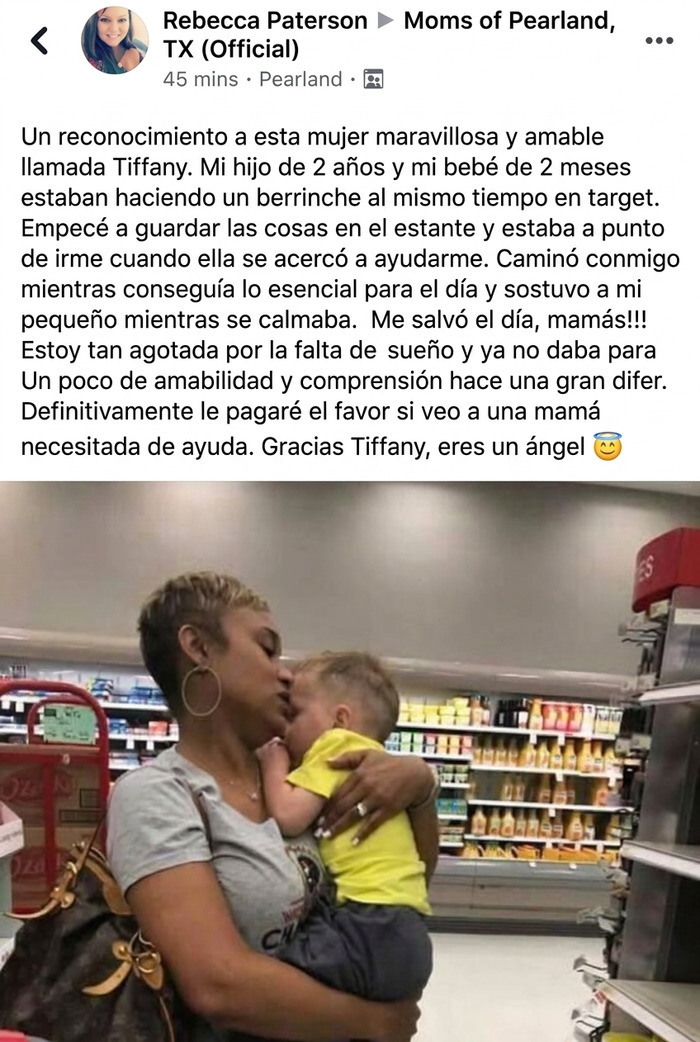 Publicaciones reconfortantes de una mujer sosteniendo a un niño pequeño en un supermercado.