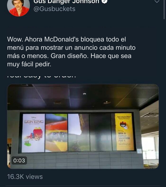 Diseño molesto de menú digital en restaurante con publicidad de McDonald's bloqueando la pantalla.