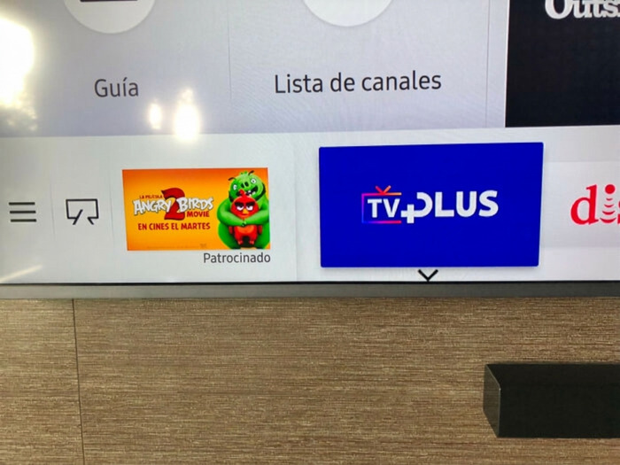 Publicidad molesta de Angry Birds que interrumpe el menú, obra de diseñadores terribles