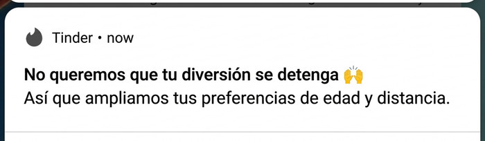Captura de pantalla de notificación de Tinder que muestra la labor de diseñadores terribles