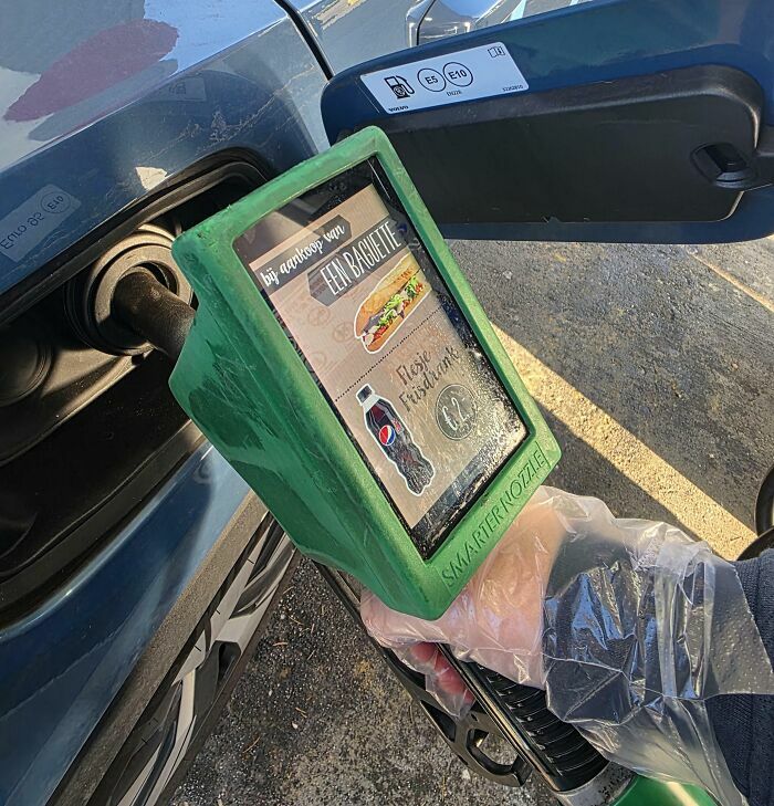 Manguera de gasolina con pantalla publicitaria molesta ideada por diseñadores terribles