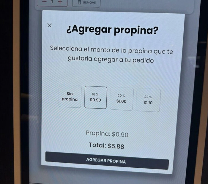 Pantalla de pago digital exigiendo propina por un auto-servicio, error de diseñadores terribles