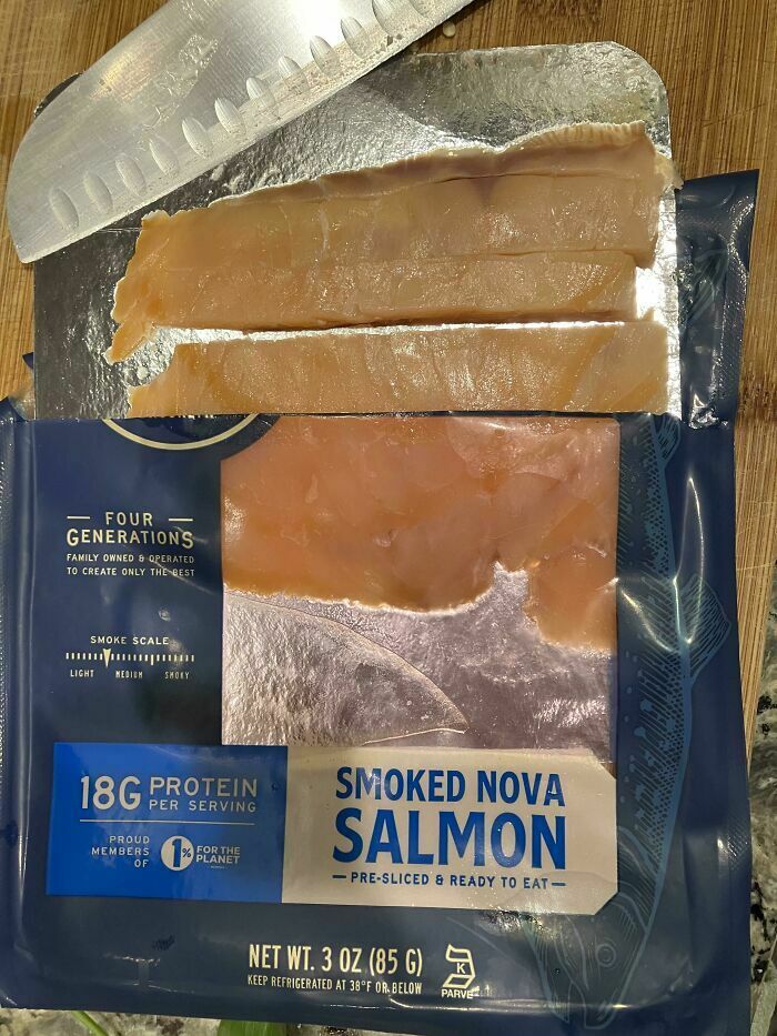 Diseñadores terribles de un empaque de salmón que simula tener más contenido del real